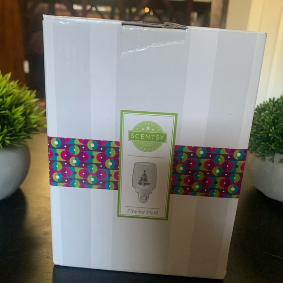 Scentsy mini warmer: pine for plaid ( sold out). One wax bar - Picture 3 of 4